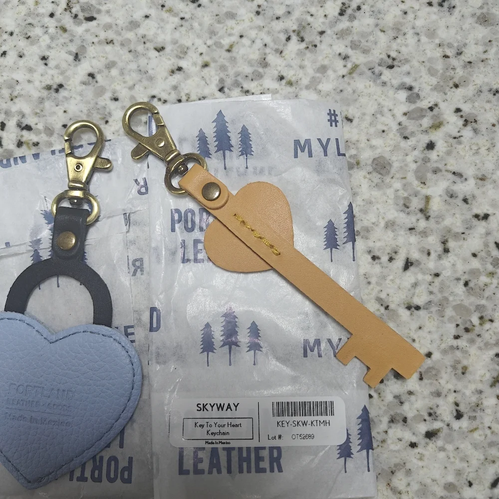 Portland leather Key to Your Heart Keychain (skyway blue) - Picture 5 of 8